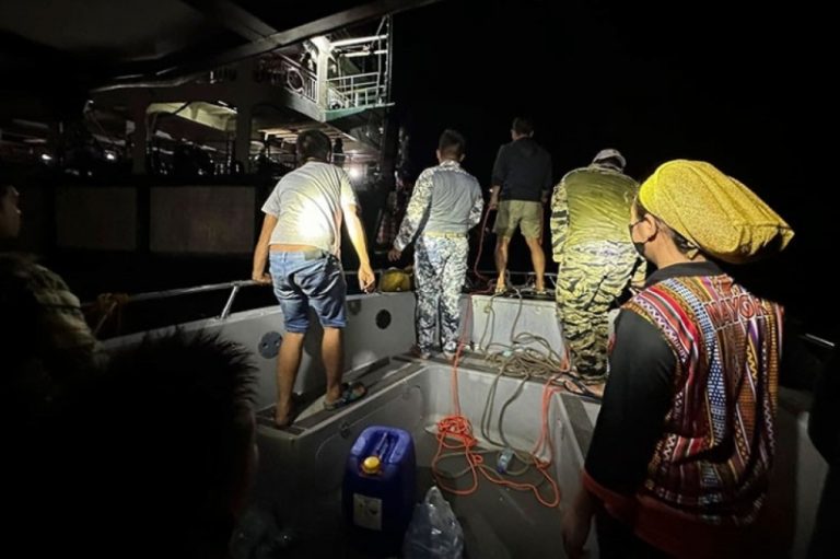 Un feribot a luat foc în Filipine (VIDEO)! Cel puţin 12 oameni şi-au pierdut viaţa!