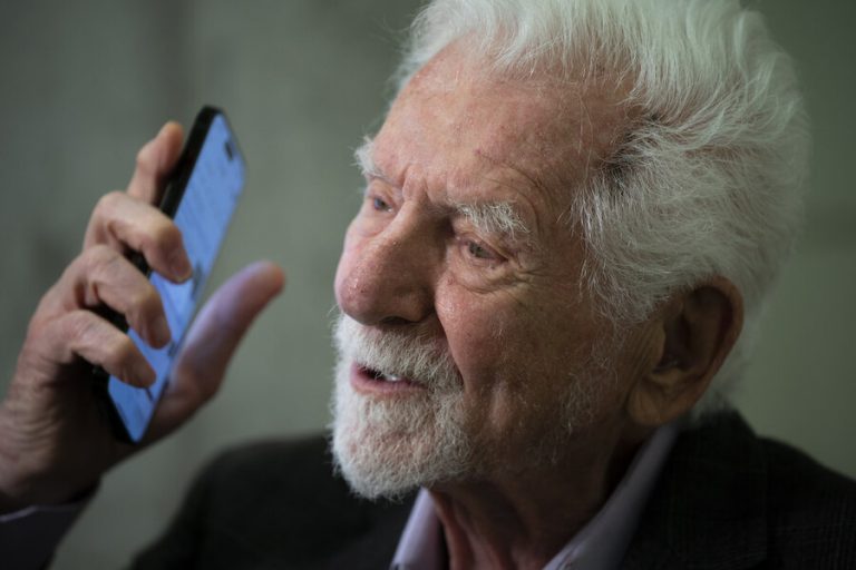 Ridicaţi-vă privirea din telefoane, imploră Martin Cooper, ‘părintele mobilului’, la 50 de ani de la inventarea acestui dispozitiv