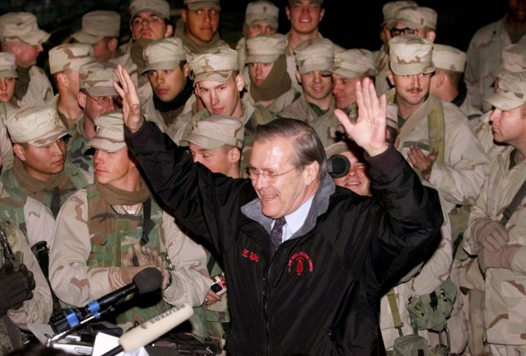 Irakienii NU-L IARTĂ nici după moarte pe Donald Rumsfeld: ‘Un ocupant şi un imperialist. Ne-a DISTRUS ţara!’