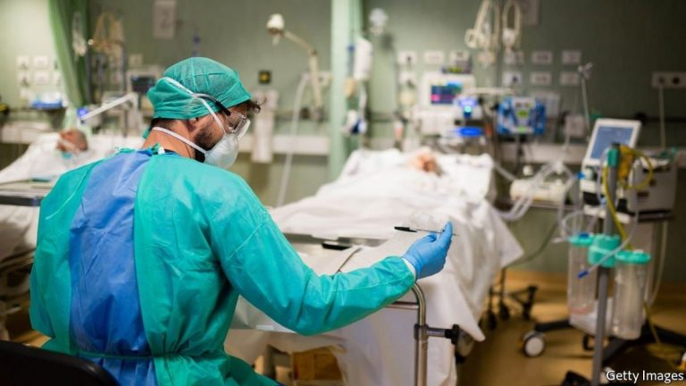 Un antivaccinist bolnav de COVID a refuzat să fie intubat și a murit la terapie intensivă în orașul Trento din Italia