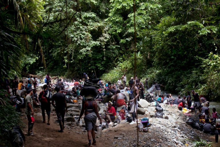 Un număr record de copii traversează periculoasa junglă Darien