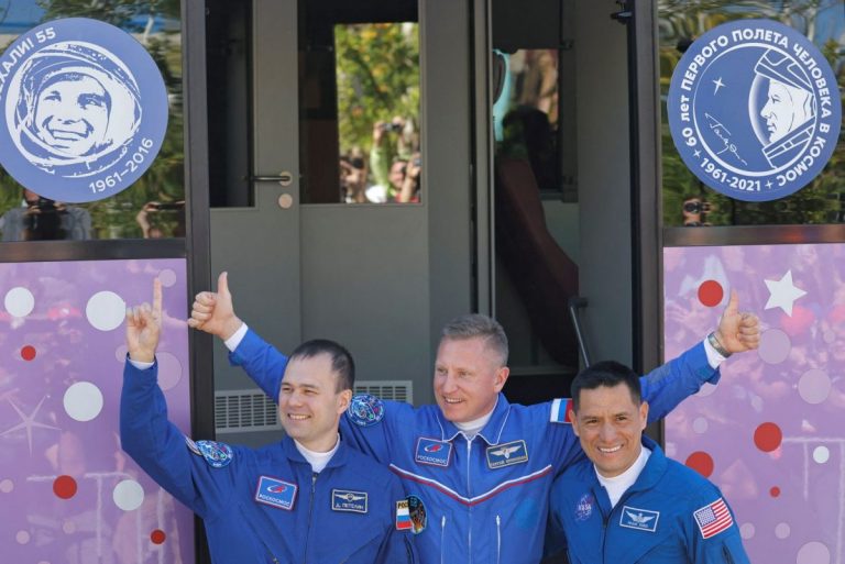 O rachetă Soiuz cu un echipaj format dintr-un american şi doi ruşi a decolat spre ISS