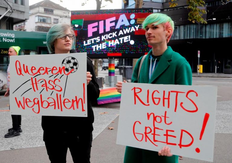 Activiștii LGBT au protestat la Muzeul FIFA înaintea Cupei Mondiale din Qatar