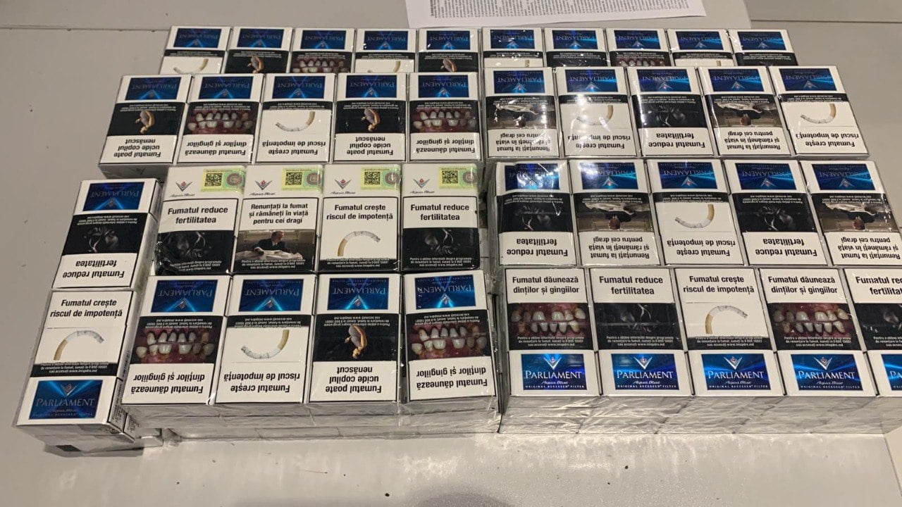 Cu valiza plină de țigări, se îndrepta spre Londra, însă planul i-a fost dejucat 1 tigari Aeroport 1