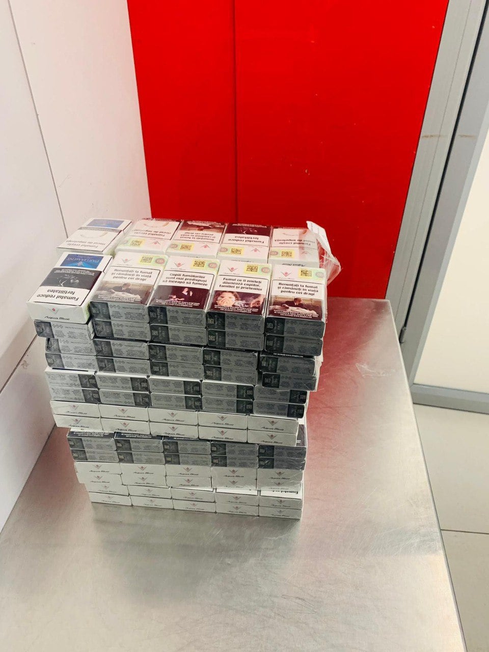 Cu valiza plină de țigări, se îndrepta spre Londra, însă planul i-a fost dejucat 2 tigari Aeroport 2