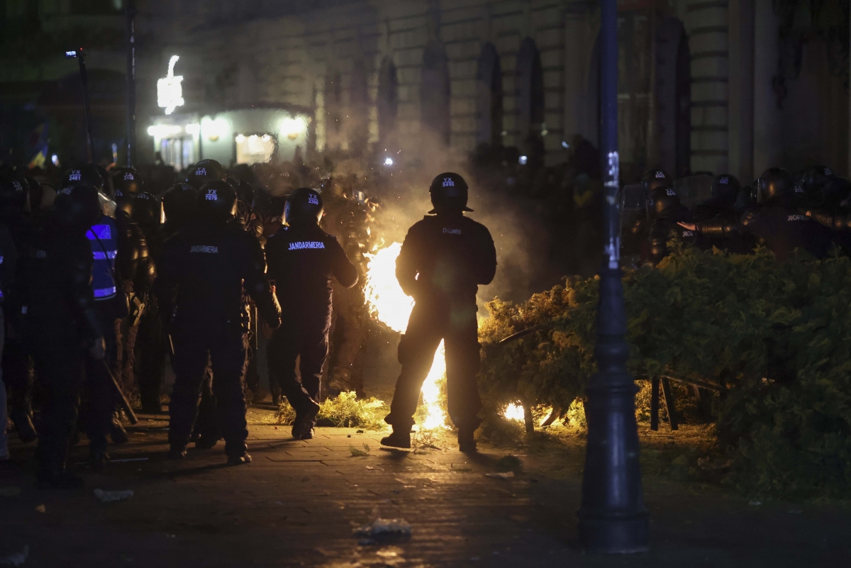 Susţinătorii lui Georgescu s-au luat la bătaie cu jandarmii 1 4 82