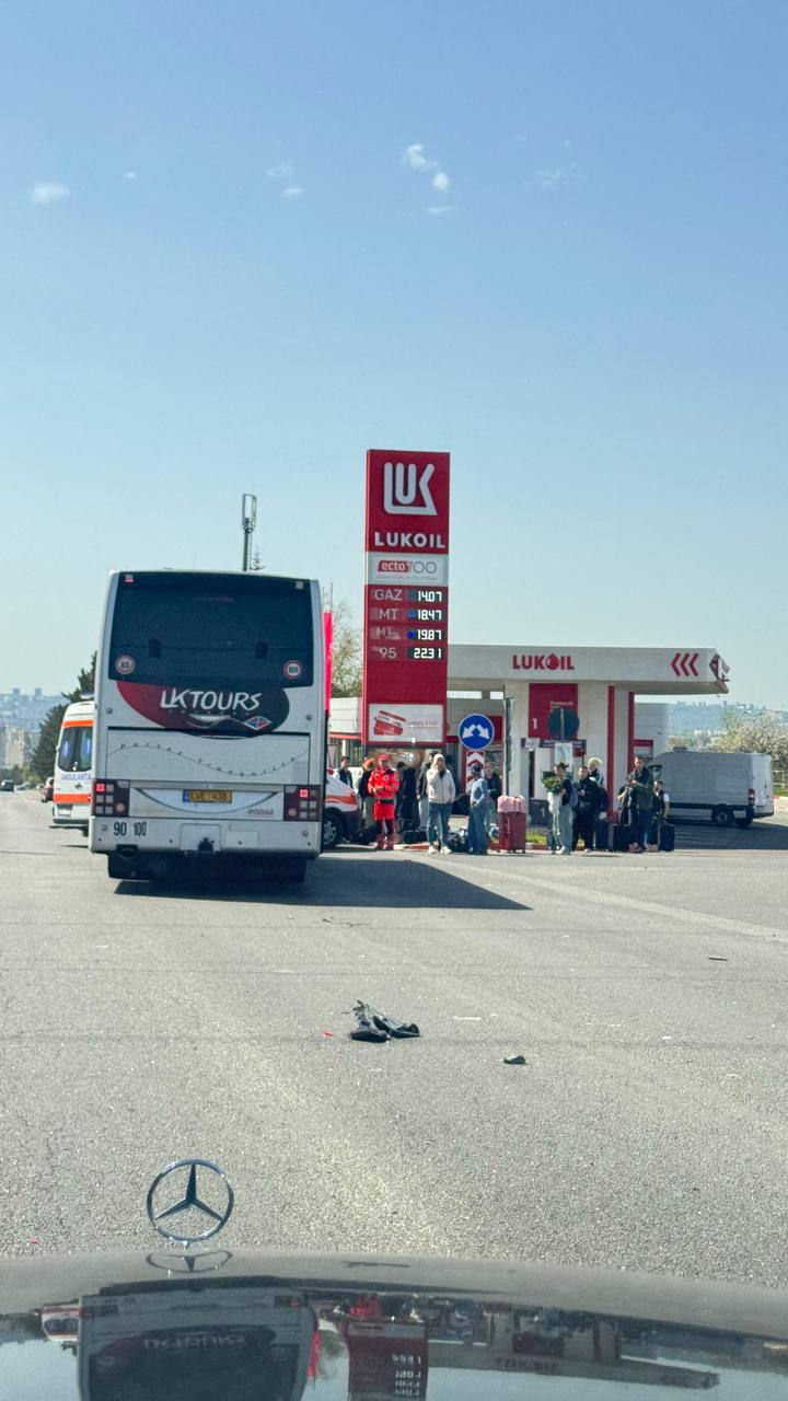 FOTO Accident grav la intrarea în Chișinău: Cinci automobile, inclusiv un autocar, avariate 5 accident 1 2