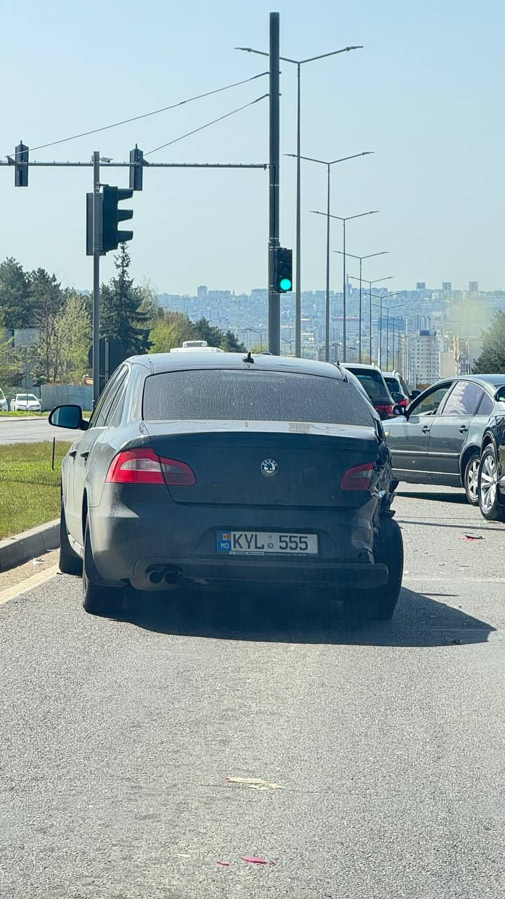 FOTO Accident grav la intrarea în Chișinău: Cinci automobile, inclusiv un autocar, avariate 3 accident 3