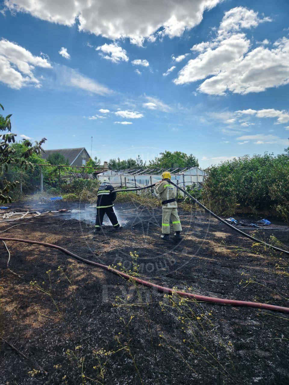 Incendii de vegetație la Parcani. Flăcările s-au apropiat periculos de gospodăriile sătenilor 2 incendiu Transnistria 3 1