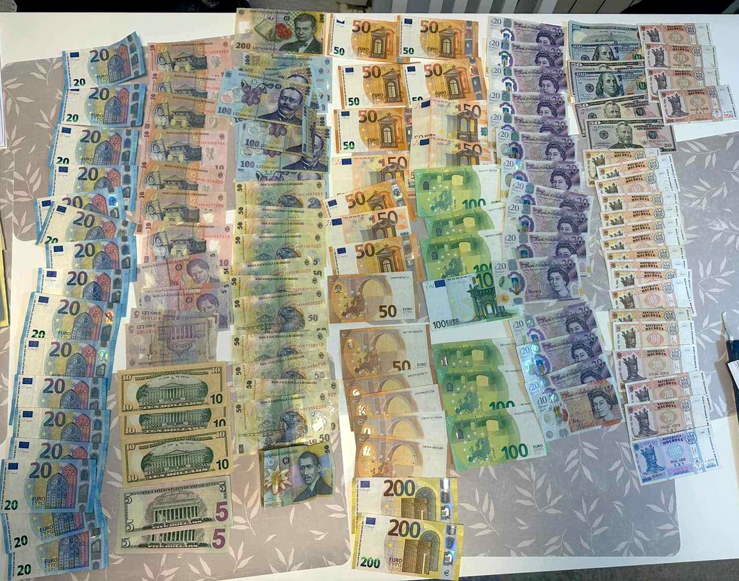 Zece persoane reținute pentru coruperea alegătorilor. S-a descins cu percheziții în mai multe localități din țară 5 CNA
