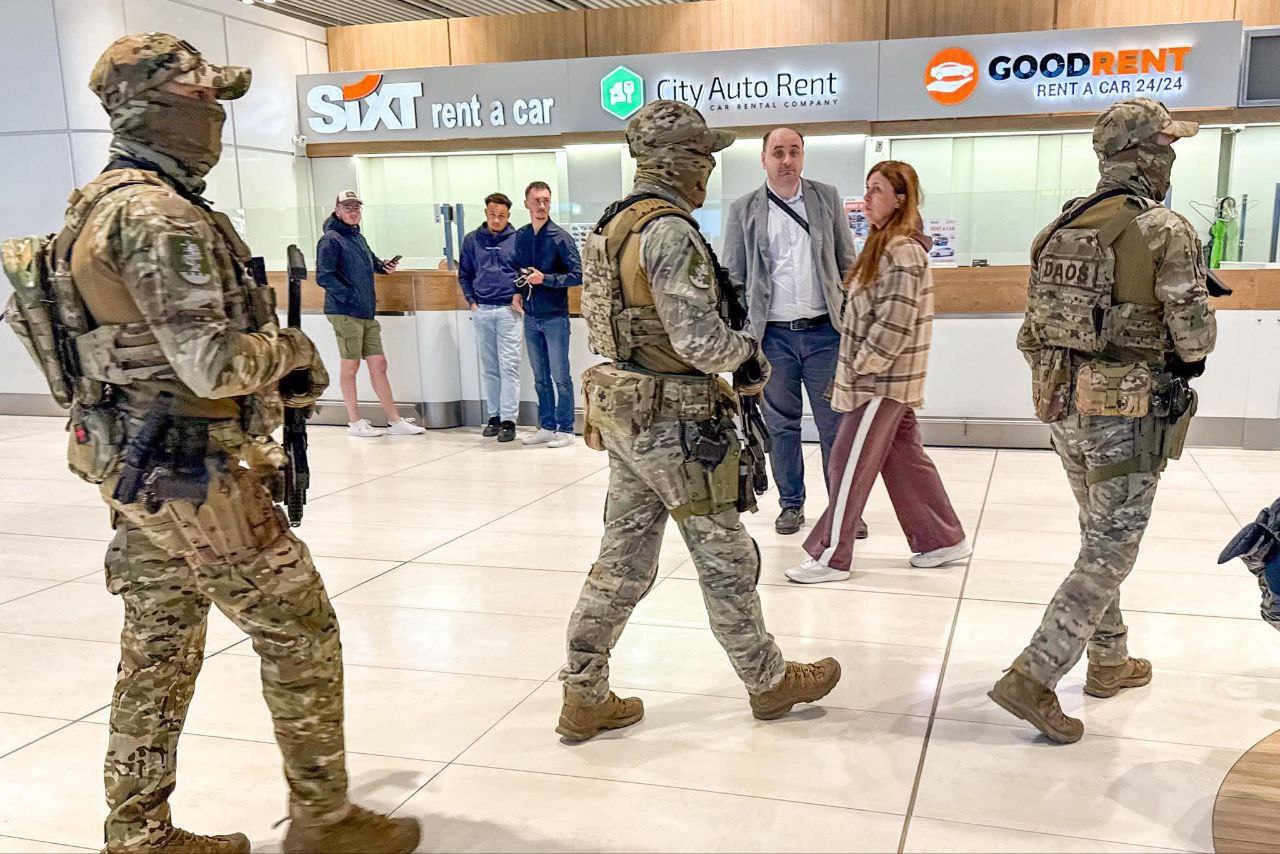 Foto/Video Plahotniuc a ajuns la Chișinău. A fost escortat la Penitenciar 3 Plahotniuc aeroport