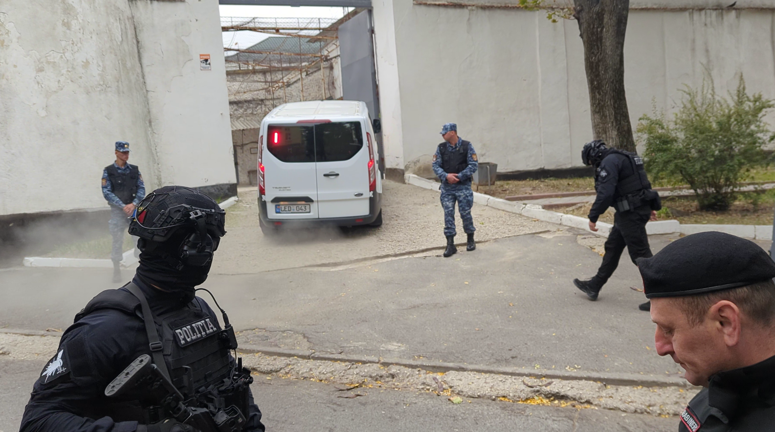 Foto/Video Plahotniuc a ajuns la Chișinău. A fost escortat la Penitenciar 1 penitenciar