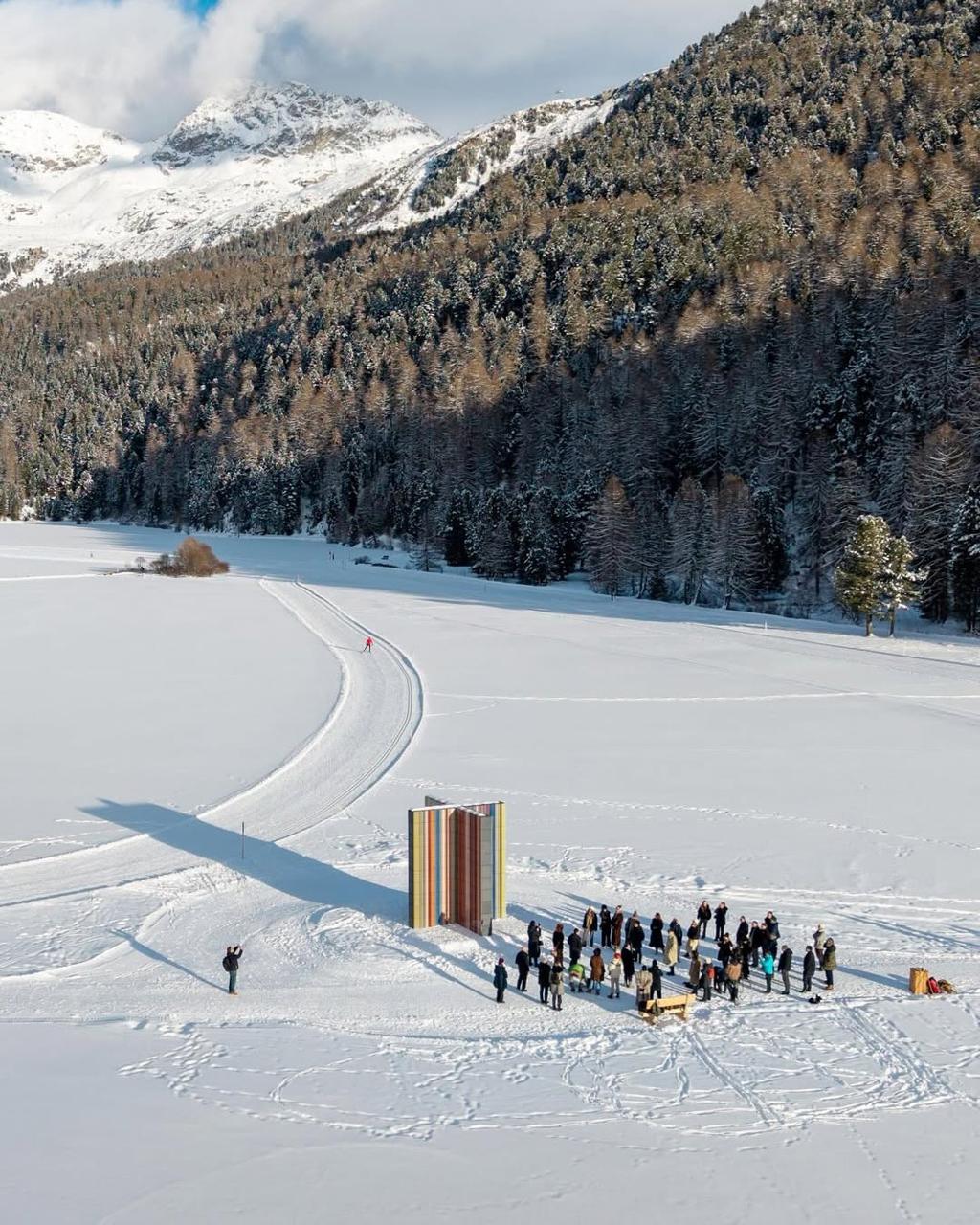 O sculptură spectaculoasă a lui Gerhard Richter strălucește pe fundalul zăpezii din Alpi 1 photo 2026 02 04 17.08.26