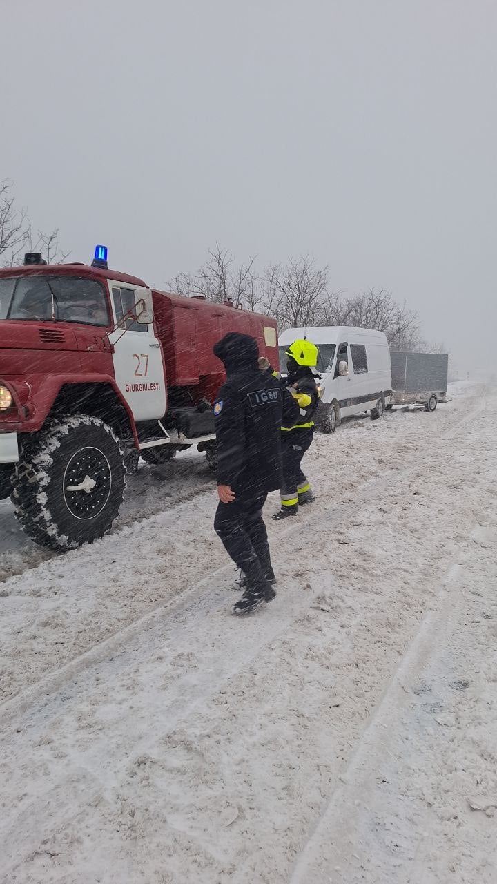 Sute de salvatori și pompieri sunt concentrați în gărzile de intervenție pentru a interveni în situații de risc 4 salvatori1 1