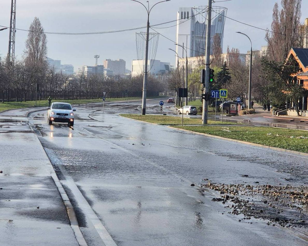 Stradă transformată în râu. S-a spart un apeduct pe Albișoara 1 avarie conducta 1
