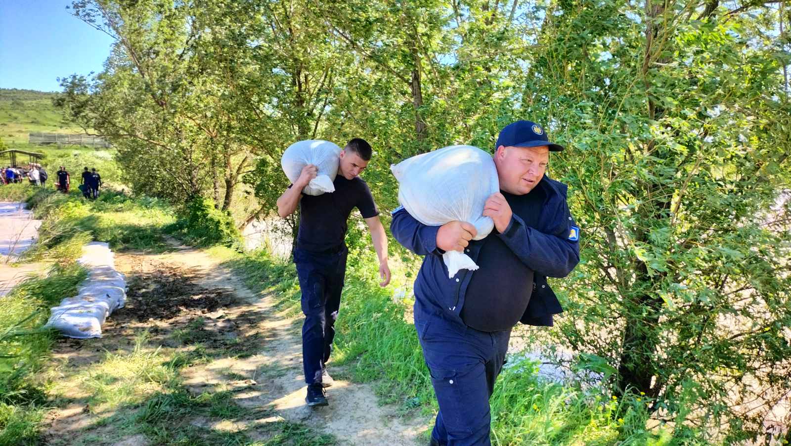 IGSU fortifică digurile de protecție în zonele cu risc de inundații 4 salvatori dig