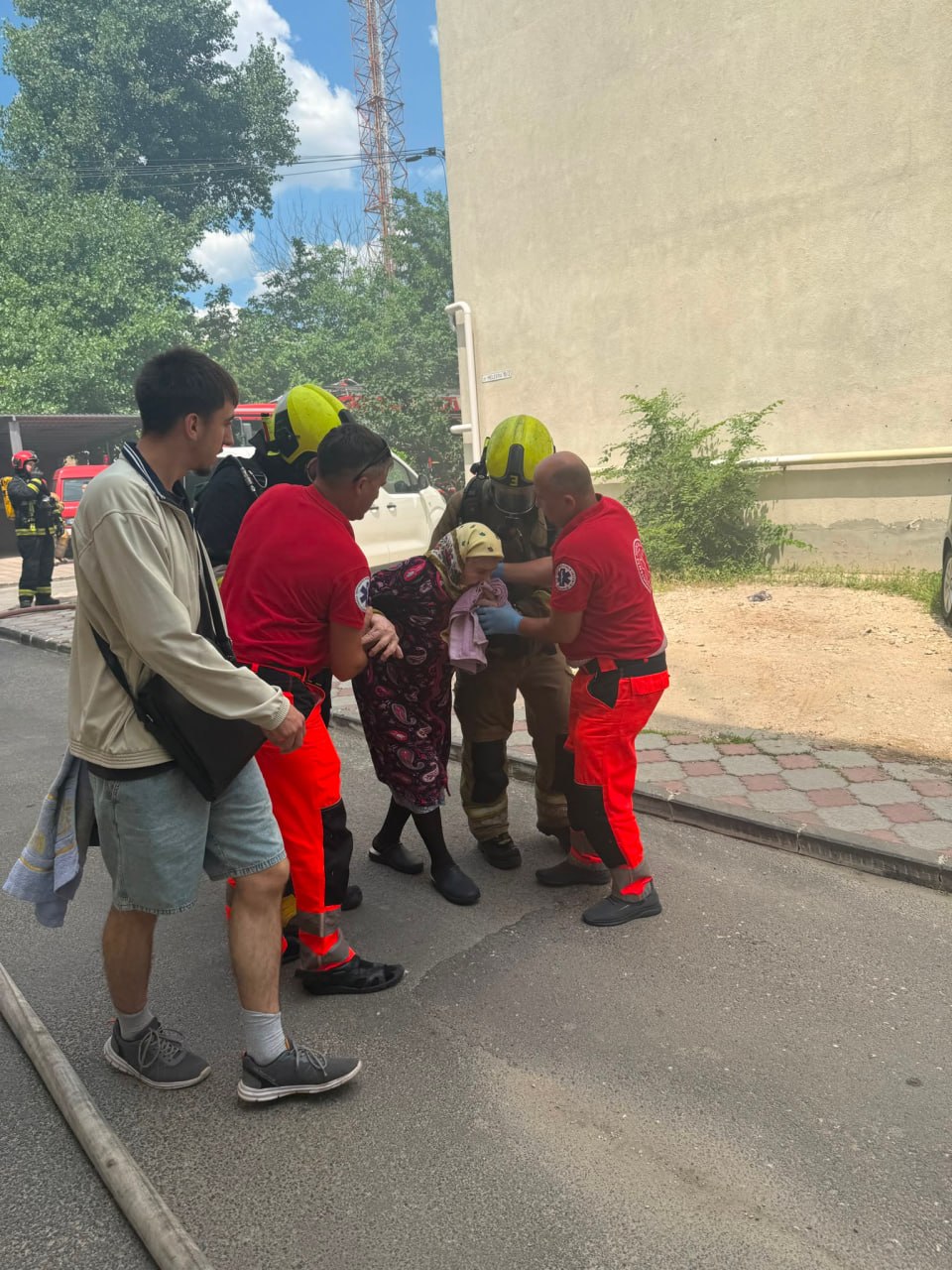 FOTO Nivel sporit de intervenție la Chișinău. S-a aprins un apartament de pe strada Melestiu 6 incendiu 3