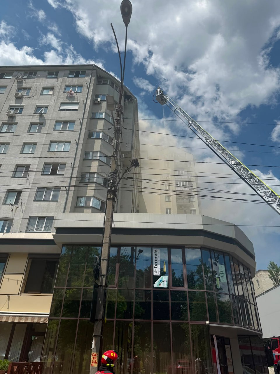 FOTO Nivel sporit de intervenție la Chișinău. S-a aprins un apartament de pe strada Melestiu 1 incendiu 4