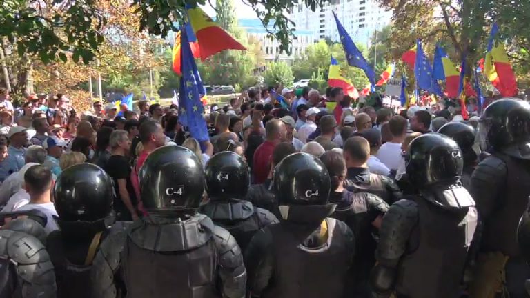 Proteste în faţa Parlamentului Moldovei împotriva schimbării sistemului electoral
