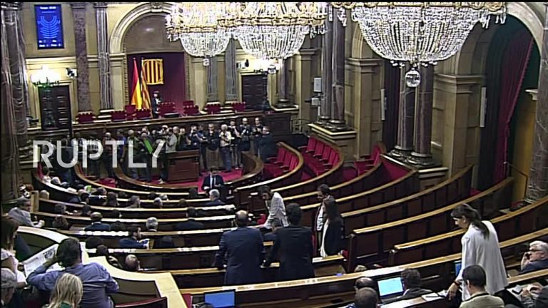 Puigdemont se consulta cu sustinatorii sai din parlamentul catalan