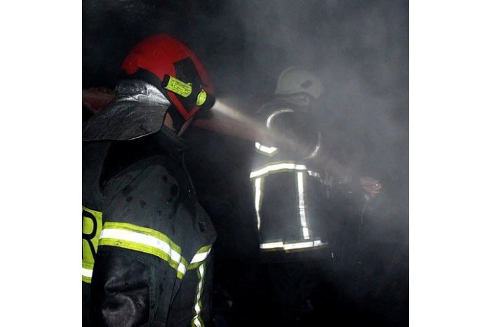 Ieri seara, un pompier a ajuns la spital în urma lichidării unui incediu din Capitală
