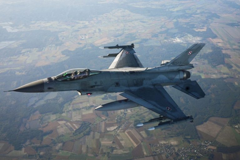 Doi piloţi militari ucraineni, evaluaţi în SUA, în timp ce Kievul insistă să primească avioane F-16