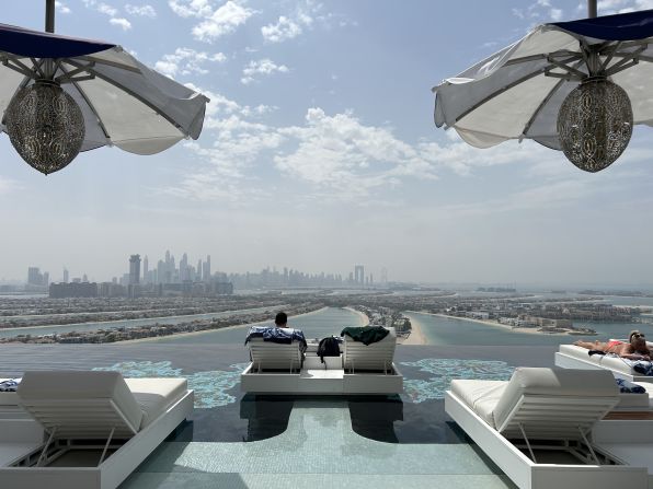 90 piscine,tratamente cu aur,șampanie toată ziua în camere de 100.000 de dolari în Dubai