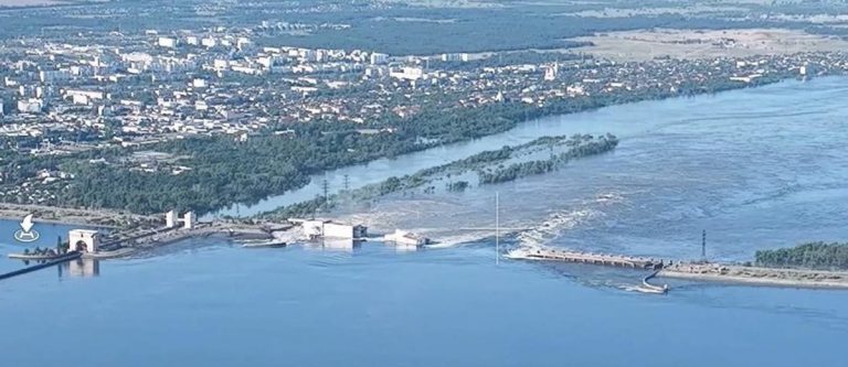 Fragmente din casele distruse de prăbuşirea barajului de la Nova Kahovka au ajuns pe ţărm la Odesa