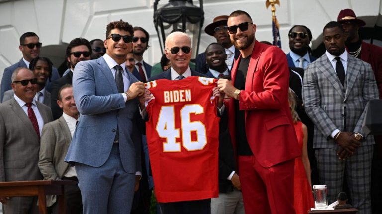 Joe Biden i-a primit la Casa Albă pe câştigătorii Super Bowl-ului