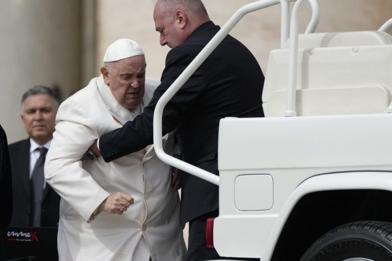 Papa Francisc a fost din nou internat în spital
