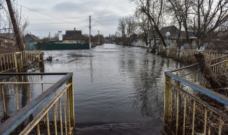 Rusia foloseşte gropi comune pentru persoanele decedate în urma inundaţiilor din Herson