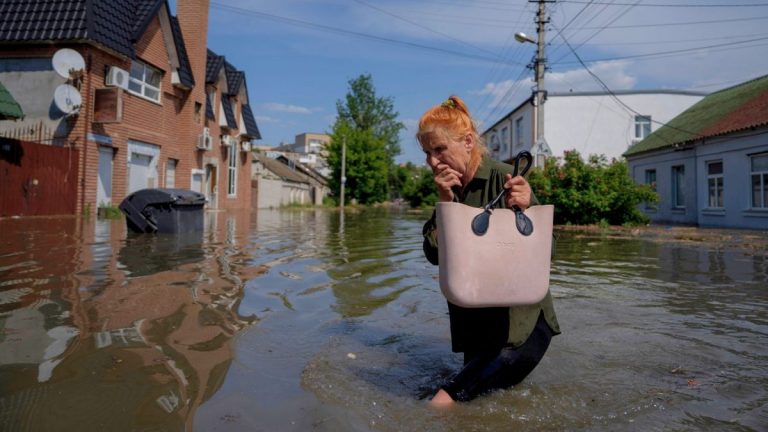 Inundaţii în Ucraina: Bilanţul urcă la 17 morţi în zonele controlate de Moscova