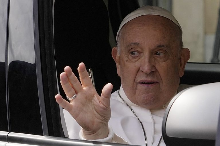 Papa Francisc ajunge iar pe masa de operaţie