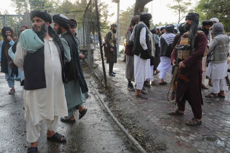 Explozie într-o moschee în timpul funeraliilor unei oficialităţi locale în nordul Afganistanului