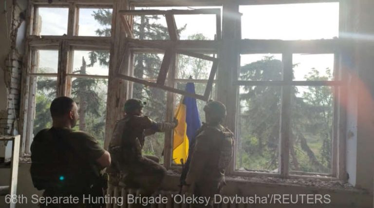 Armata ucraineană continuă atacurile în sudul ţării şi susţine că a distrus cinci depozite de muniţii ruseşti