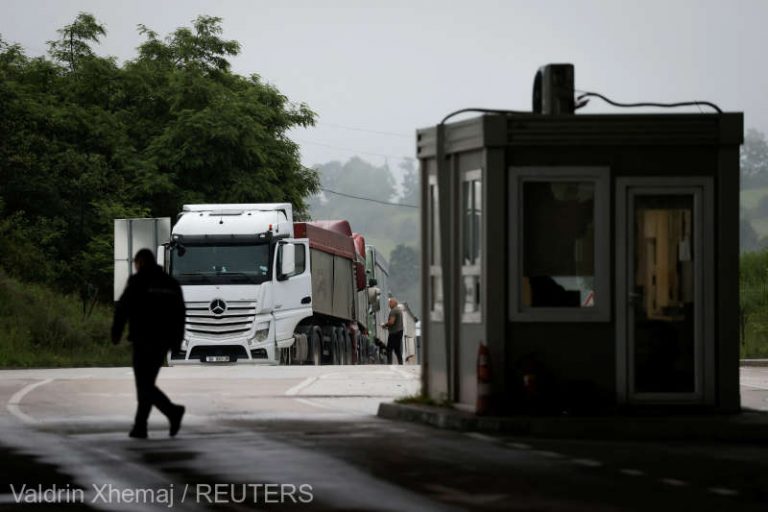 Kosovo permite vehiculelor sârbe şi bunurilor să treacă din nou frontiera
