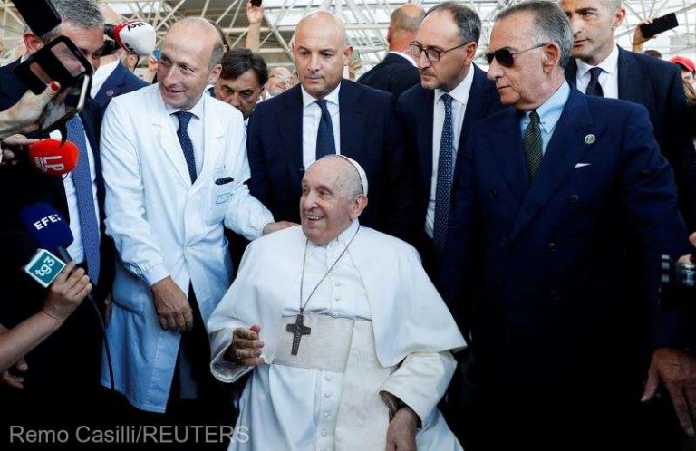 Papa Francisc a fost externat, la nouă zile după intervenţia chirugicală
