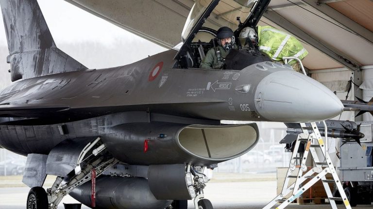 Danemarca se grăbeşte să înceapă instruirea piloţilor ucraineni pe avioane F-16
