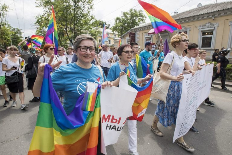Activiştii LGBT din R. Moldova au mărşăluit pe străzile din Chişinău