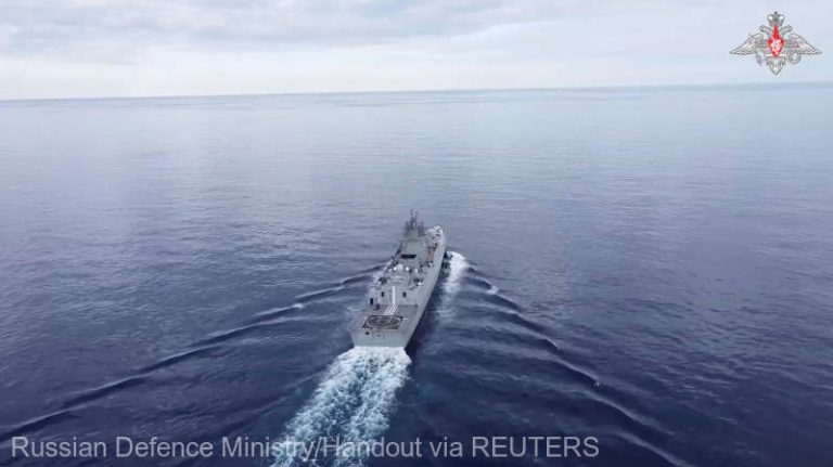 Marina militară rusă a salvat zeci de civili din Marea Mediterană