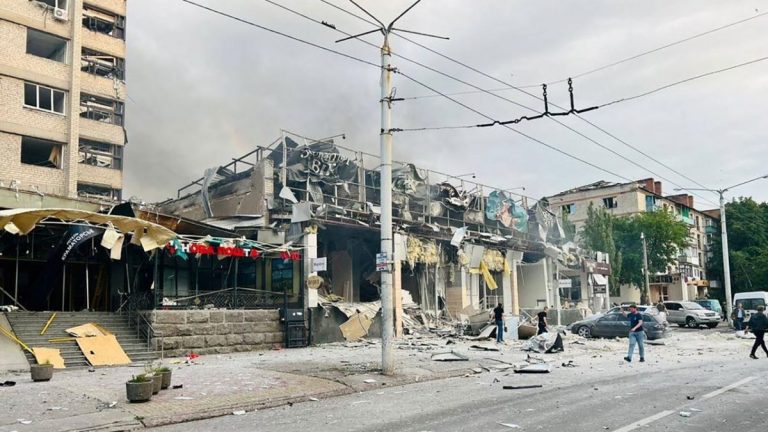 Kremlinul susţine că loveşte în Ucraina doar ţinte militare, după ce un restaurant a fost distrus în oraşul Kramatorsk