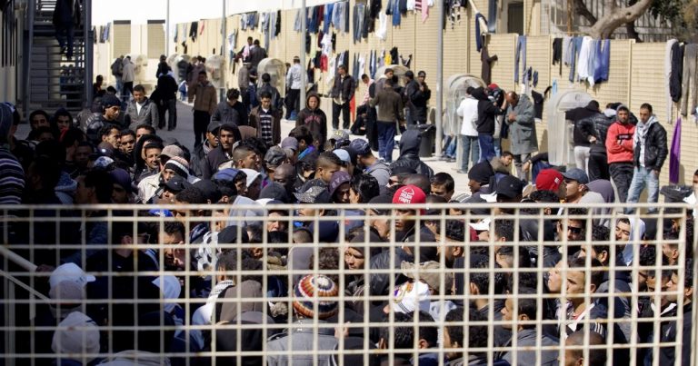 Peste 3.200 de migranţi sunt înghesuiţi în centrul de primire din Lampedusa