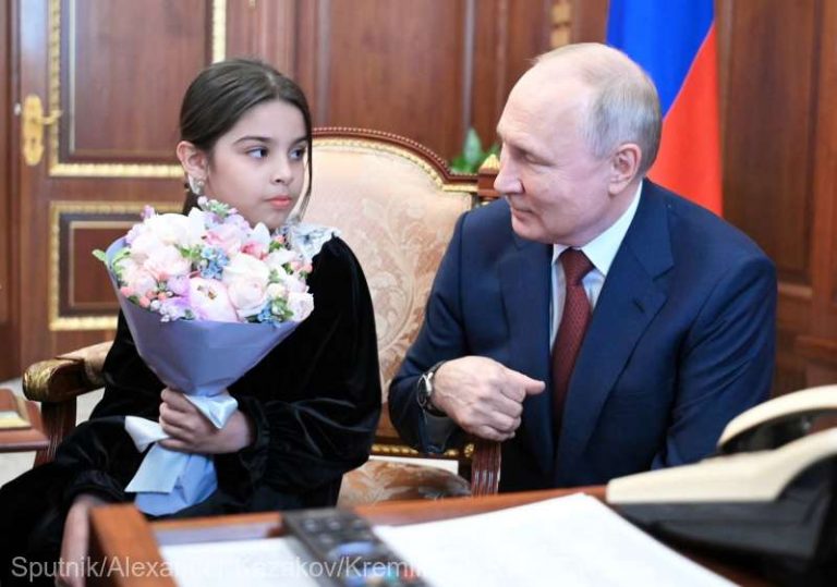 Putin lucrează puternic la imagine. A chemat o fetiţă la Kremlin şi a pus-o în locul lui!
