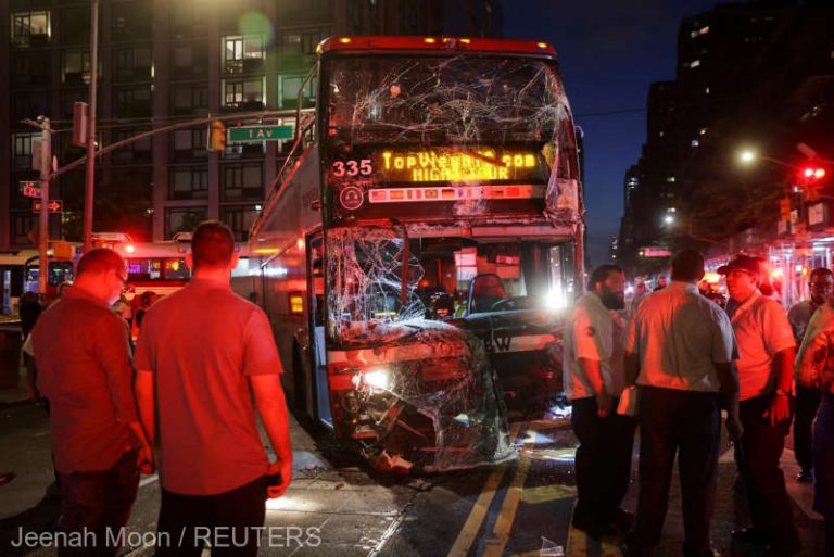 Două autobuze s-au ciocnit violent în Manhattan (VIDEO)! Zeci de oameni au fost răniţi