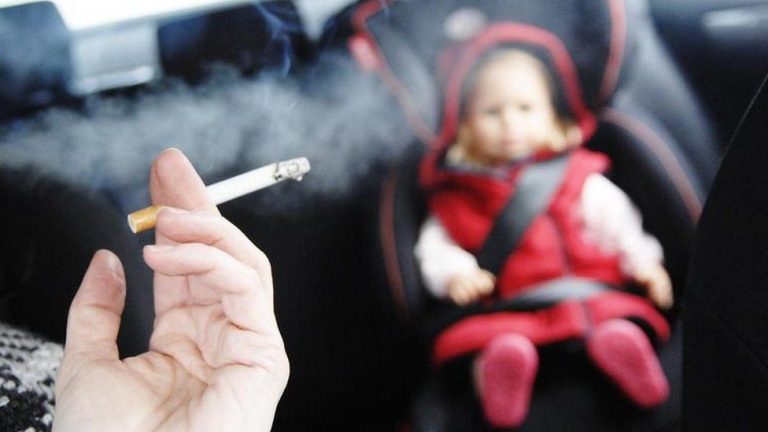 Germania ar putea interzice fumatul în automobilele în care sunt copii