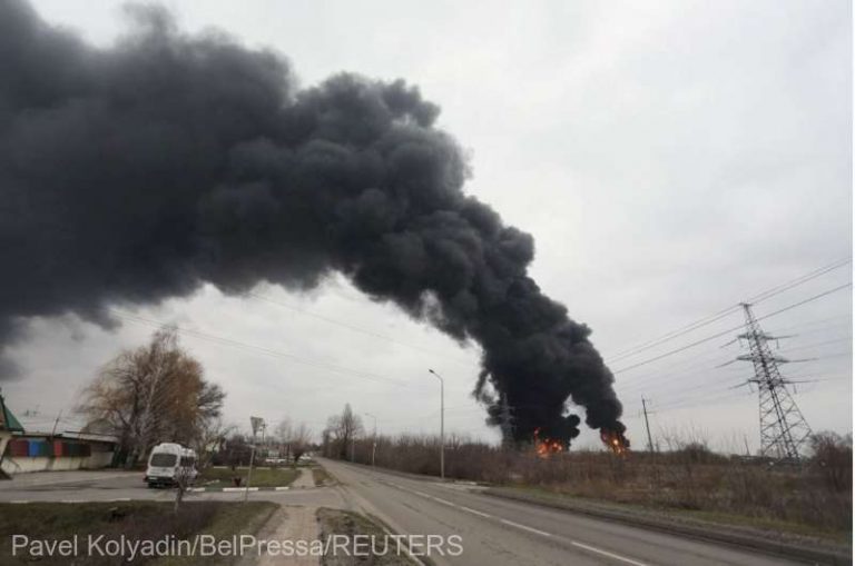 Un pod pe care trec o şosea şi o cale ferată deasupra râului Nistru în Ucraina, avariat de o explozie provocată aparent de un atac cu rachetă