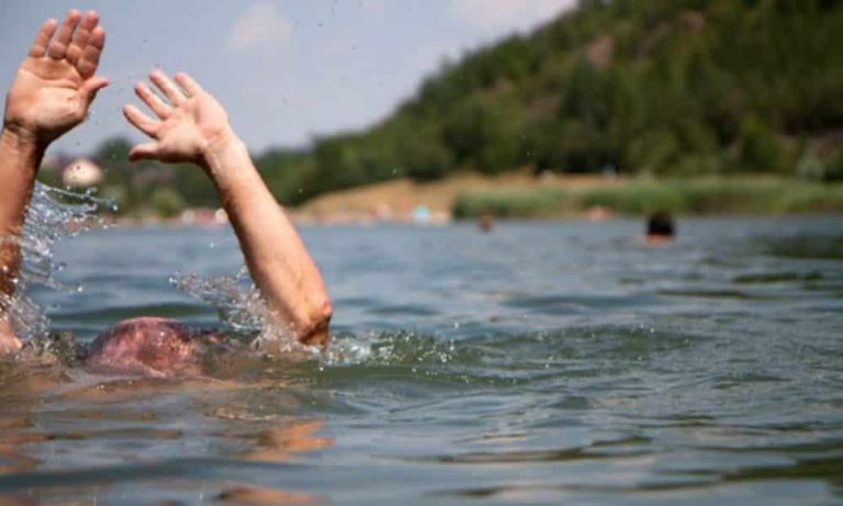 Un bărbat s-a înecat în lacul din Parcul Valea Trandafirilor