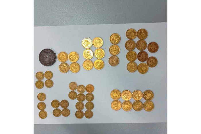 Un bărbat a încercat să scoată ilegal din țară 52 de monede din metal prețios