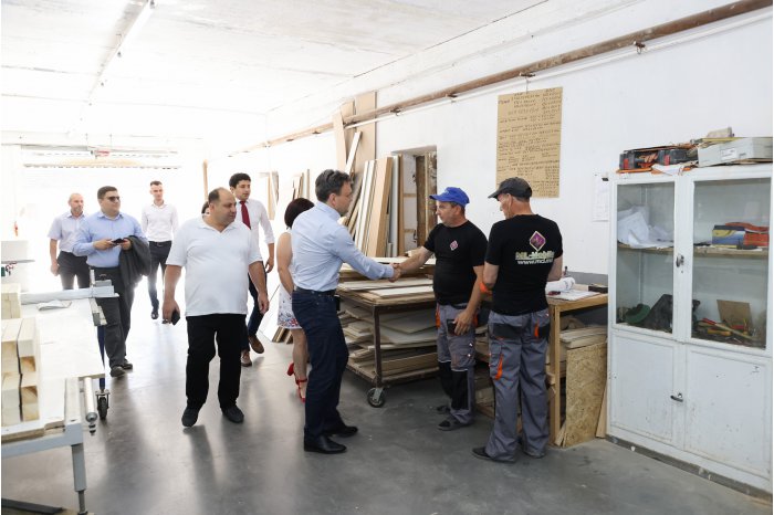 Premierul a vizitat o fabrică de mobilă din Cinișeuți