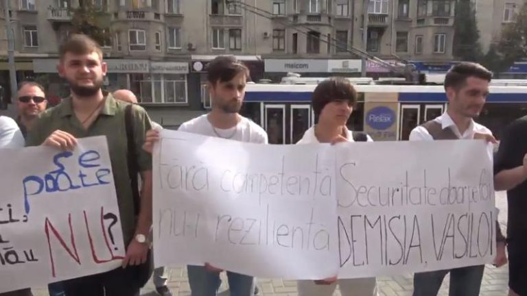 Protest în faţa MAI: CUB cere demisia Anei Revenco și a lui Rosian Vasiloi